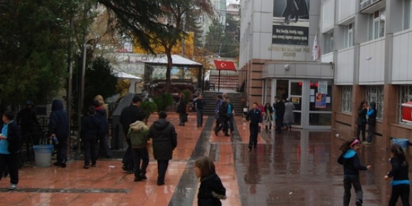 Sınıf ortasında veli terörü