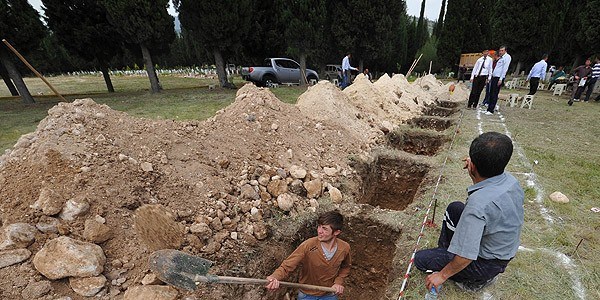 Hayatını kaybeden madenciler toprağa veriliyor