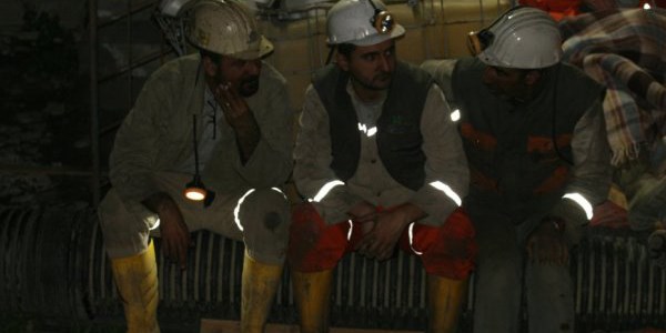 G�zlerinin �n�nde 128 arkada�� �ld�!