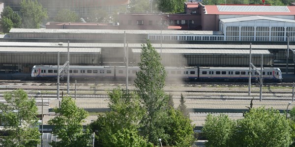 Doğalgaz patlaması banliyö seferlerini durdurdu