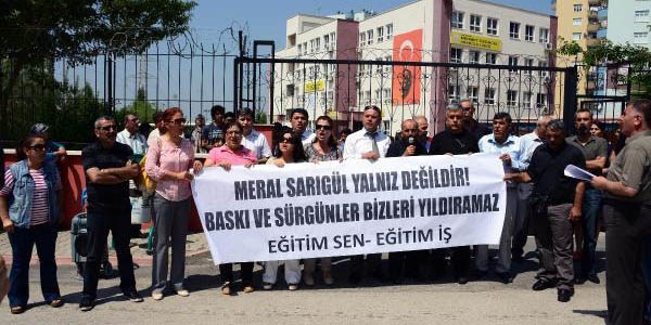 Öğretmenlerden okul önünde 'sürgün' protestosu