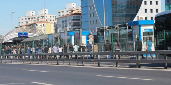 Metrobüs bozuldu yolcular yolda kaldı