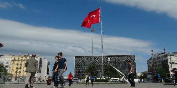 Bayraklar yeniden g�ndere �ekildi