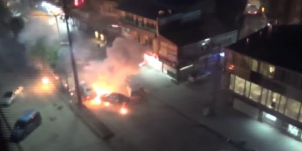 Polisler yanmaktan son anda kurtuldu/ Video