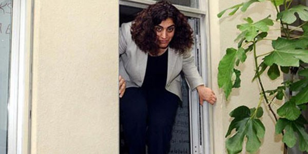 Sebahat Tuncel fakülteye pencereden girdi/ Video