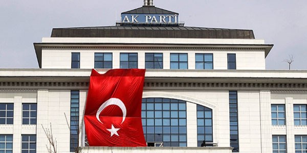 AK Parti 12 ilçe yönetimini istifaya çağırdı