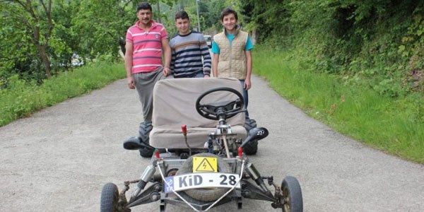 Mucit öğrenciler motosiklet motorundan araç yaptılar