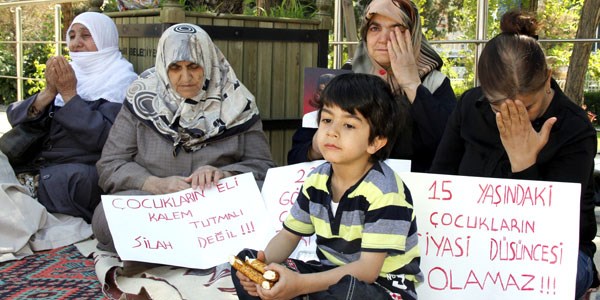 Annelerden 'PKK, ocuumu geri ver' eylemi