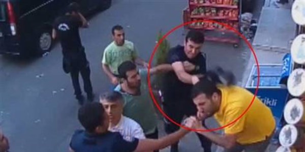 Dayakçı polis görevden alındı