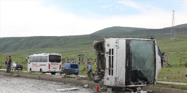 Erzurum'da yolcu otobs devrildi: 15 yaral