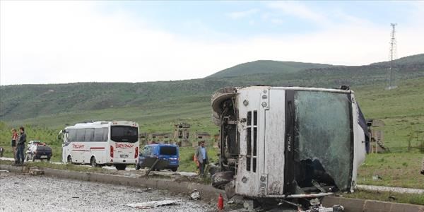 Erzurum'da yolcu otobüsü devrildi: 15 yaralı