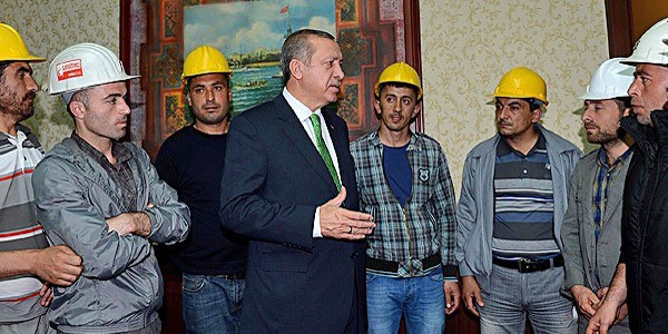 Ba�bakan Erdo�an maden i��ileriyle g�r���yor