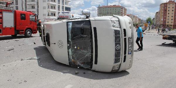 Öğrenci servisiyle otomobil çarpıştı: 9 yaralı/ Video