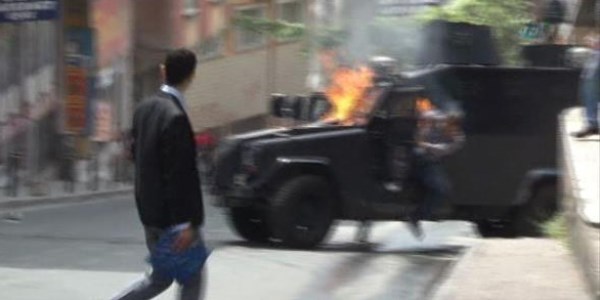 Polis memuru yanmaktan son anda kurtuldu/Video
