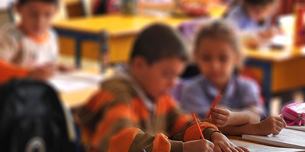 Maden yetimlerine sınıflarında terapi/ Video