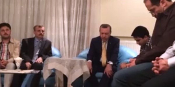 Erdoğan şehidin evinde Kur'an-ı Kerim okudu