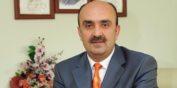 O sıradan bir okul müdürü değil