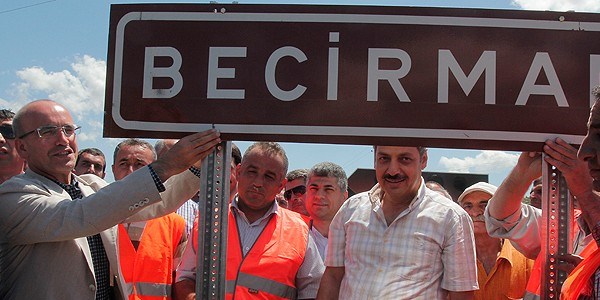 Kürtçe isim tabelasını Bakan Şimşek taktı