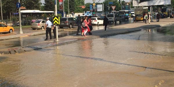 İstanbul'da yollar göle döndü