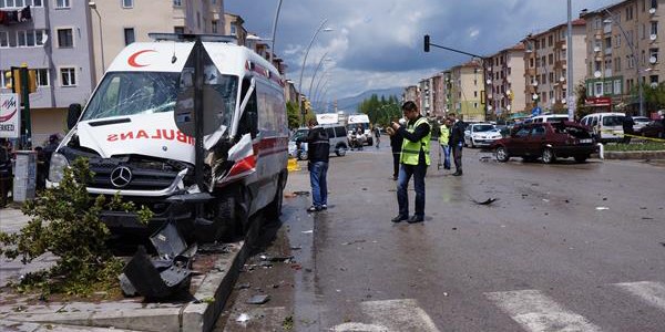 Ambulansla otomobil arpt: 5 yaral