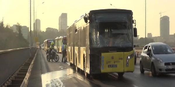 Köprüde metrobüsler çarpıştı