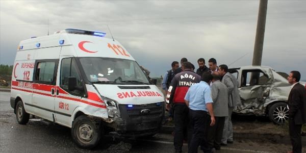 Ambulans kaza yapt: 3 yaral