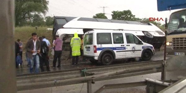 İstanbul'da otobüs devrildi: 22 yaralı/ Video