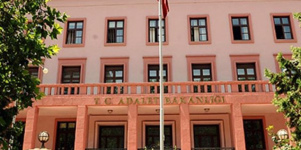 Adalet Bakanlığı 10 adli müşaviri görevden aldı