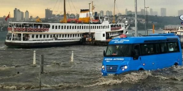 İstanbul'da deniz karayla birleşti!
