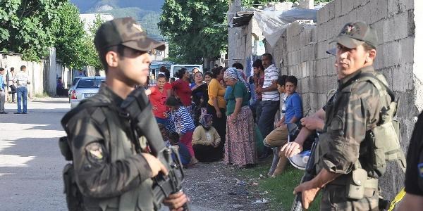 Yol geçme kavgasında 3'ü polis 14 kişi yaralandı