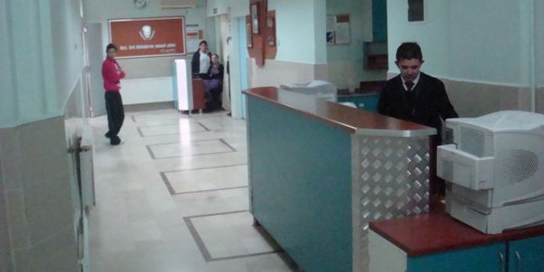 �zmir'de sa�l�k memurunun darbedildi�i iddias�