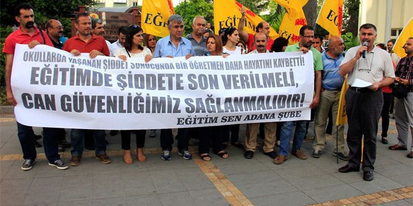 Öldürülen öğretmen için eğitimcilerden eylem