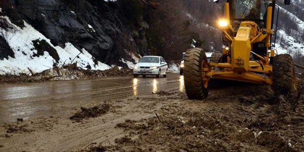 Sel, Zonguldak-Ankara yolunu trafiğe kapattı/Video