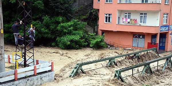 Aşırı yağıştan dereler taştı: 1 ölü