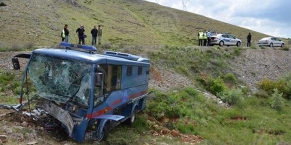 Askerleri taşıyan midibüs devrildi: 3 yaralı