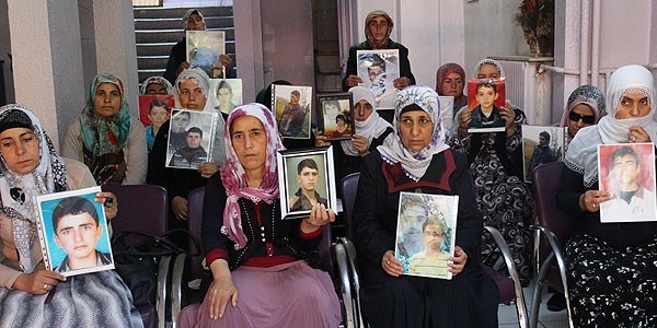 Aileler a�l�k grevine ba�lad�