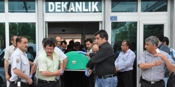 Doçenti öldüren profesörün eşinin istifası istendi