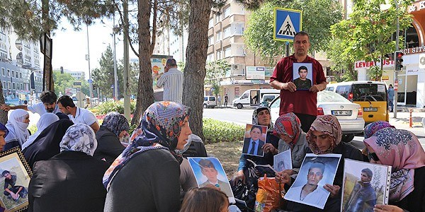 Açlık grevindeki annelerin çadırlarını söktüler