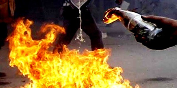 Polis aracını molotofla böyle yaktılar/ Video