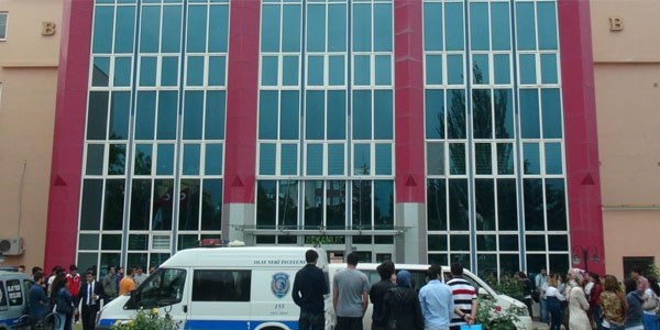 O profesörün eşi görevinden istifa etti