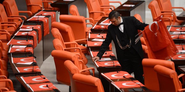 TBMM Genel Kurulu'nda Türk bayraklı protesto