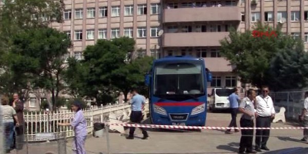 Hastane bahçesinde mahkum kaçırma girişimi