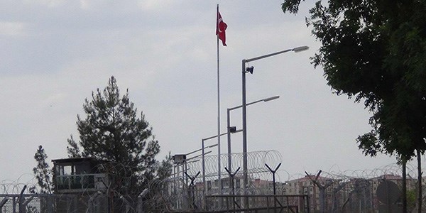 Bayrak indirme olayı esnasında nöbetçiler neredeydi?