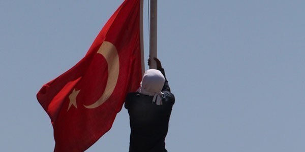 Bayrak indirmede 3 polis müdürü açığa alındı