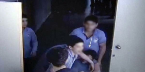 Sınıf arkadaşlarını döve döve öldürdüler/ Video