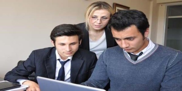 Laboratuvarı olmayan okulun bilişim başarısı