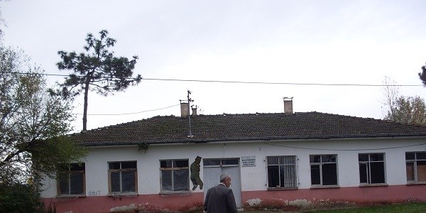 Zorunlu bir okulda görev yapıyor iken zorunlu süresi azalan okuldaki öğretmenin zorunlusu ne olur?