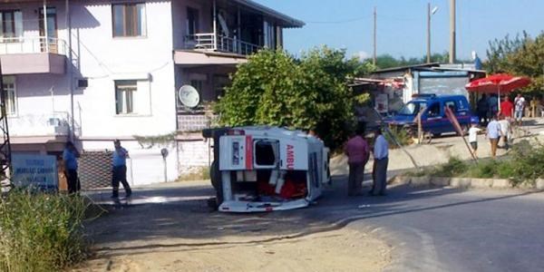 Ambulans kaza yapt�: 1 �l�, 3 yaral�