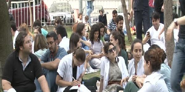 Darp edilen doktor için iş bıraktılar