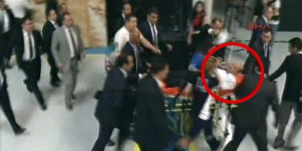 Bakan Fikri Işık fenalaştı ambulans geldi